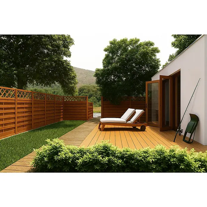 Andrewex Sichtschutzelement Hamburg - 180 x 180 cm, Teak - Ein sonniger Gartenbereich mit einem hellen Holzdeck, einer Sonnenliege und einem Holzzaun, der Privatsphäre und Stil vereint.