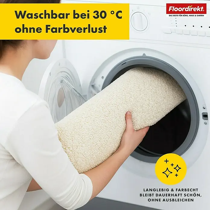 Badteppich Nasa - 137 x 210 cm, Beige, 100% Polyester - Frau legt einen waschbaren, farbechten Teppich in eine Waschmaschine. Der Teppich ist bei 30 °C waschbar und farbecht.