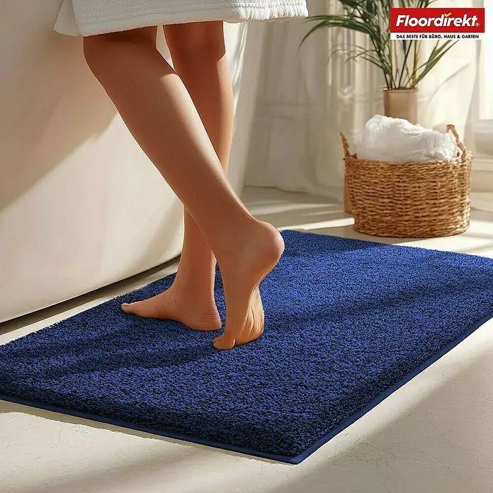 Badteppich Nasa - 86 x 150 cm, Dunkelblau, 100% Polyester - Flauschige, marineblaue Badematte für ein angenehmes Gefühl unter den Füßen nach dem Baden oder Duschen. Perfekt für jedes Badezimmer.