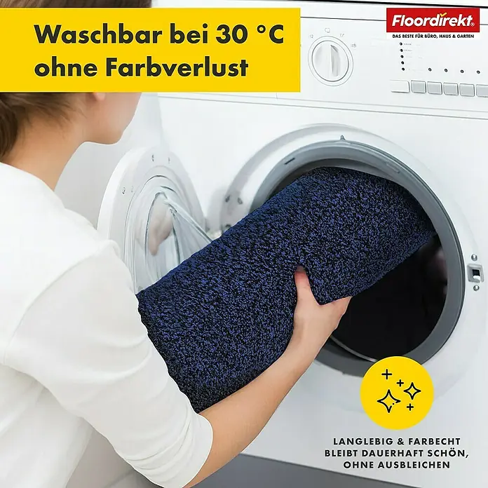 Badteppich Nasa - 86 x 150 cm, Dunkelblau, 100% Polyester - Bild einer waschbaren Fußmatte von Floordirekt, die in eine Waschmaschine gelegt wird. Waschbar bei 30 °C ohne Farbverlust.