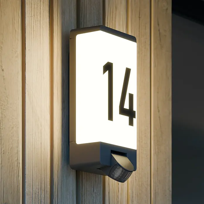 Steinel Außenwandleuchte L 14 - 12,5 x 7 x 27 cm, Anthrazit, IP44, Mit Bewegungsmelder - Nahaufnahme einer beleuchteten Hausnummer "14" mit Bewegungssensor an einer Holzwand.
