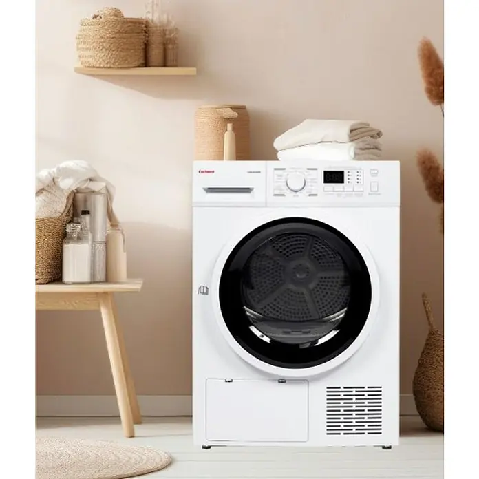 Corberó Secadora CSBCM105 - L x An x Al: 66 x 59,5 x 84,5 cm, Carga soportada: 10 kg - La imagen muestra una secadora blanca moderna en un elegante ambiente de baño, rodeada de elementos decorativos.