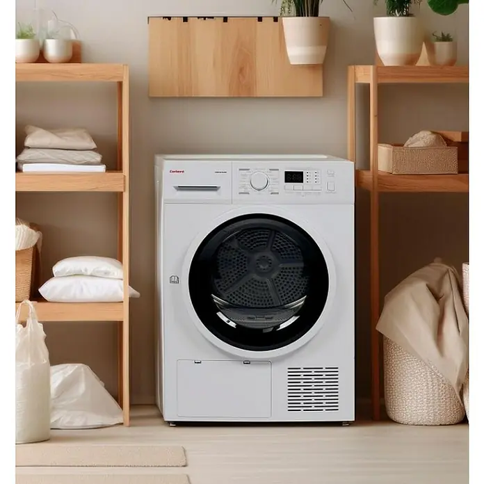 Corberó Secadora CSBCM105 - L x An x Al: 66 x 59,5 x 84,5 cm, Carga soportada: 10 kg - Secadora de carga frontal blanca entre dos estanterías de madera. Ideal para espacios pequeños.