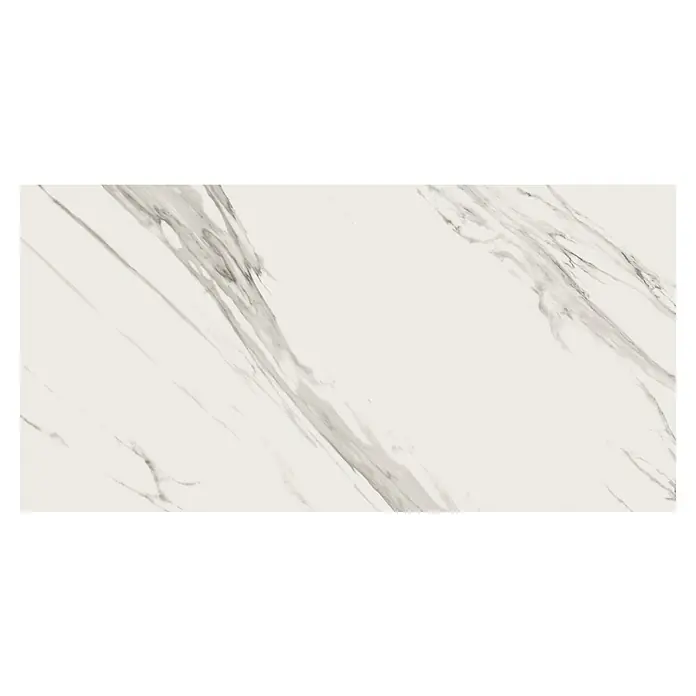 Feinsteinzeugfliese Calaccata Mistari - 59,8 x 119,8 cm, Grau, Seidenmatt - Diese Nahaufnahme zeigt eine luxuriöse weiße Marmorfliese mit markanten grauen Adern für ein elegantes Design.