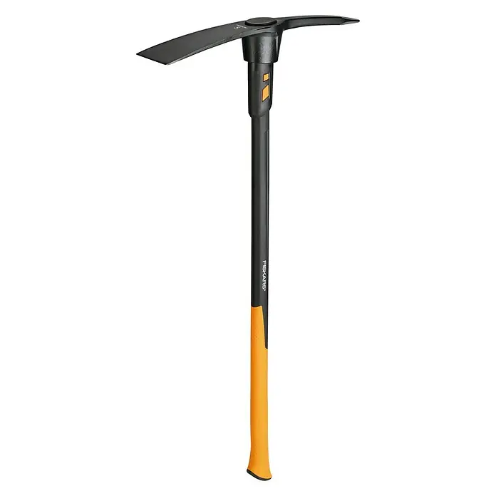 Fiskars Kreuzhacke L - Gewicht Kopf: 2.270 g - Eine Fiskars Spitzhacke mit einem schwarzen Kopf und Stiel sowie einem orangefarbenen Griff. Werkzeug für Gartenarbeiten.