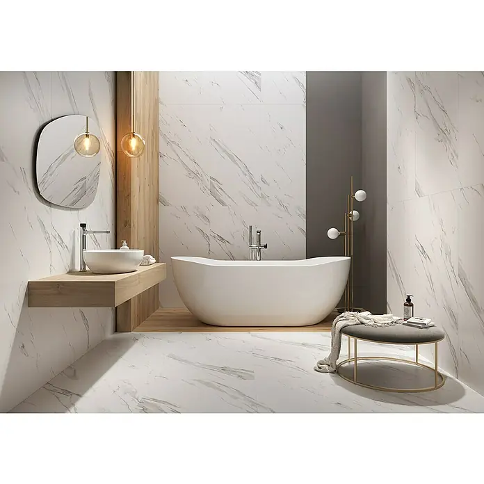 Feinsteinzeugfliese Calaccata Mistari - 59,8 x 119,8 cm, Weiß, Seidenmatt - Elegantes Badezimmer mit Marmorfliesen, freistehender Badewanne und stilvoller Beleuchtung. Die moderne Einrichtung schafft eine luxuriöse Atmosphäre.