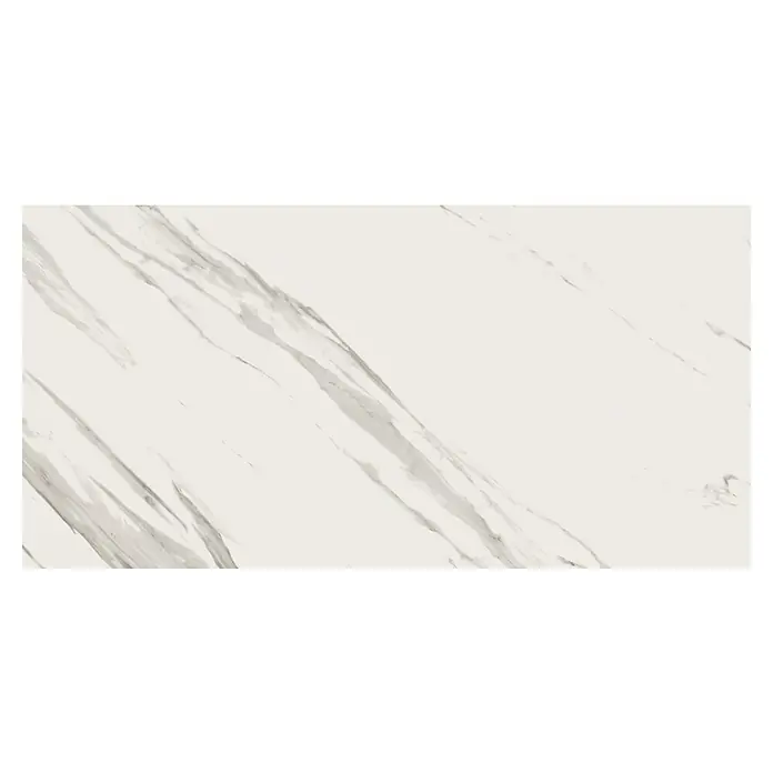 Feinsteinzeugfliese Calaccata Mistari - 59,8 x 119,8 cm, Grau, Seidenmatt - Elegante Marmorplatte mit feinen, grauen Adern auf hellem Grund. Die Platte ist ideal für stilvolle Innenräume und hochwertige Oberflächen.