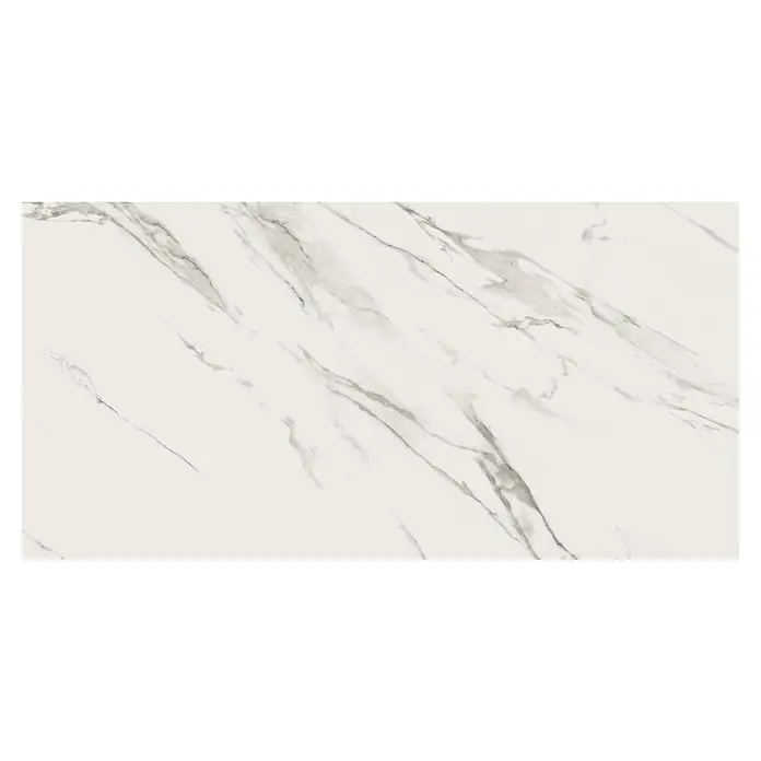 Feinsteinzeugfliese Calaccata Mistari - 59,8 x 119,8 cm, Grau, Seidenmatt - Hochauflösende Aufnahme einer eleganten Marmorfliese mit grauen Adern auf einem weißen Untergrund. Ideal für stilvolle Innenräume.