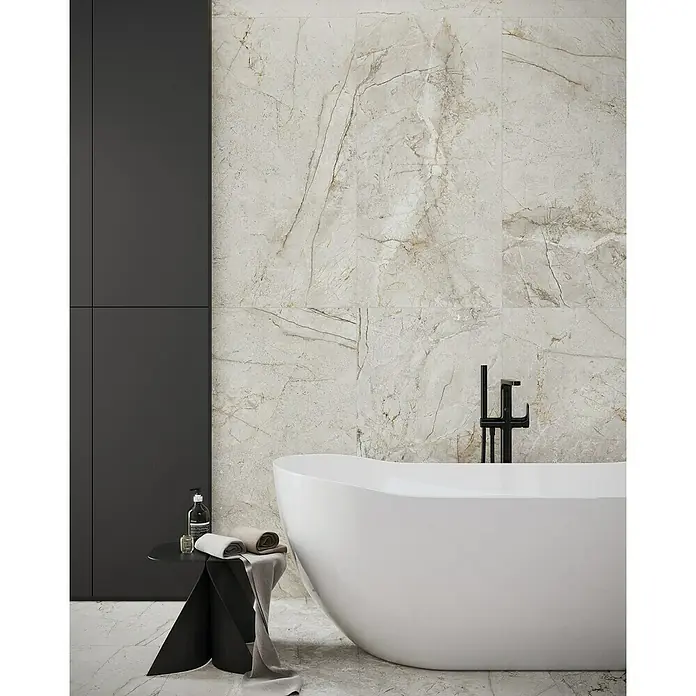 Feinsteinzeugfliese Sinkler - 59,8 x 119,8 cm, Light Grey, Matt - Elegante Badewanne in einem modernen Badezimmer mit Marmorfliesen und minimalistischem Design.