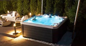 Whirlpool auf der Terrasse bei Nacht mit Außenbeleuchtung
