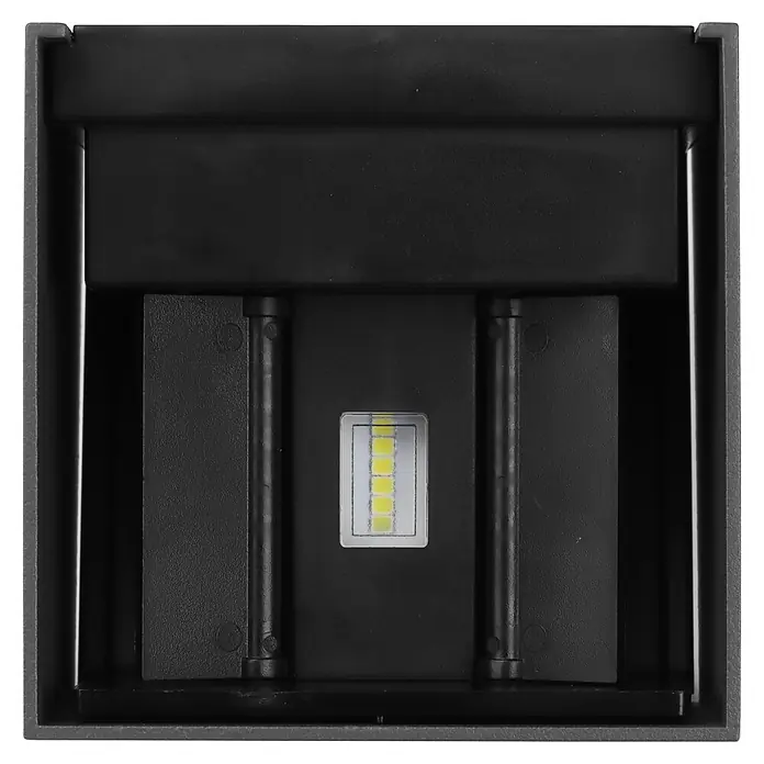 BAUHAUS LED-Solar-Außenwandleuchte Umea - 1,8 W, Aluminium, Warmweiß, Anthrazit - Nahaufnahme einer schwarzen LED-Wandleuchte, die ein modernes Design und energieeffiziente Beleuchtungslösung zeigt.