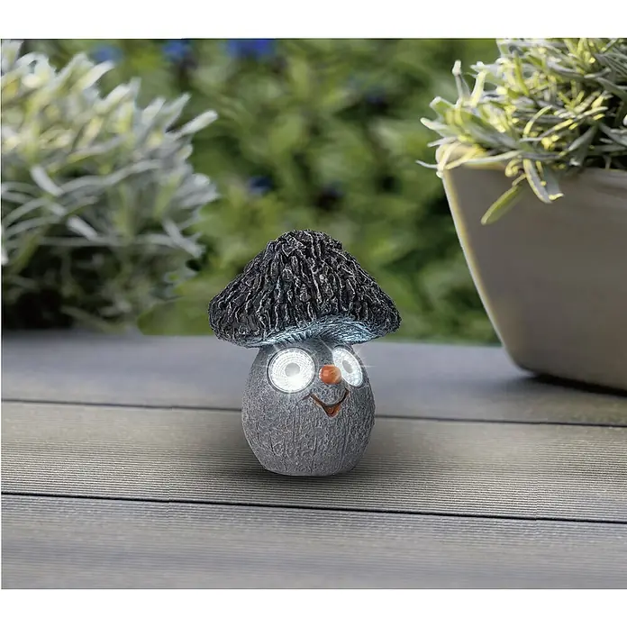 BAUHAUS Solar-Dekoleuchte Mini - LED, Grau, IP44, Pilz - Nahaufnahme einer dekorativen Pilzlampe mit freundlichem Gesicht und LED-Leuchten auf einer Holzterrasse.