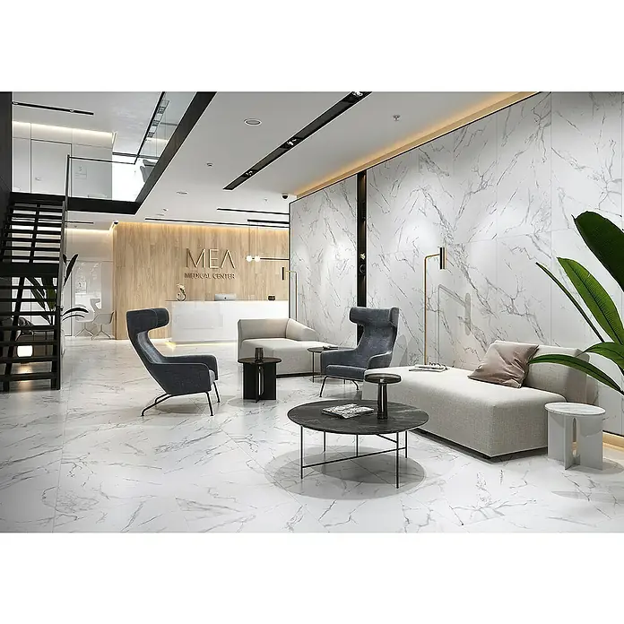 Feinsteinzeugfliese Calacatta Marble - 59,8 x 119,8 cm, Weiß, Matt - Die moderne Arztpraxis mit komfortabler Lounge-Ecke, ausgestattet mit eleganten grauen Sesseln, Sofas und stilvollen Beistelltischen.