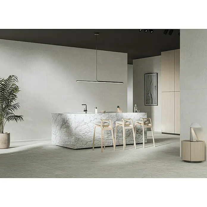 Feinsteinzeugfliese Cloudstone - 59,7 x 59,7 cm, Pearl, Matt - Elegante Küche mit Marmorinsel, modernen Barhockern und minimalistischer Beleuchtung. Stilvolles Design für ein luxuriöses Ambiente.