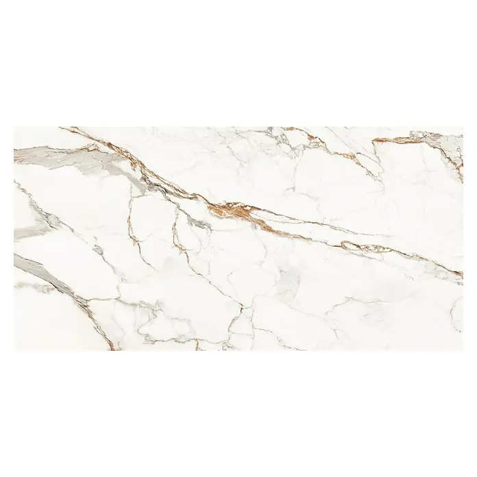 Feinsteinzeugfliese Calacatta Arabesco - 59,8 x 119,8 cm, Weiß, Matt - Elegante Marmorplatte mit goldenen und grauen Adern. Ideal für luxuriöse Innenräume, bringt die Platte Wärme und einen edlen Look in jeden Raum.