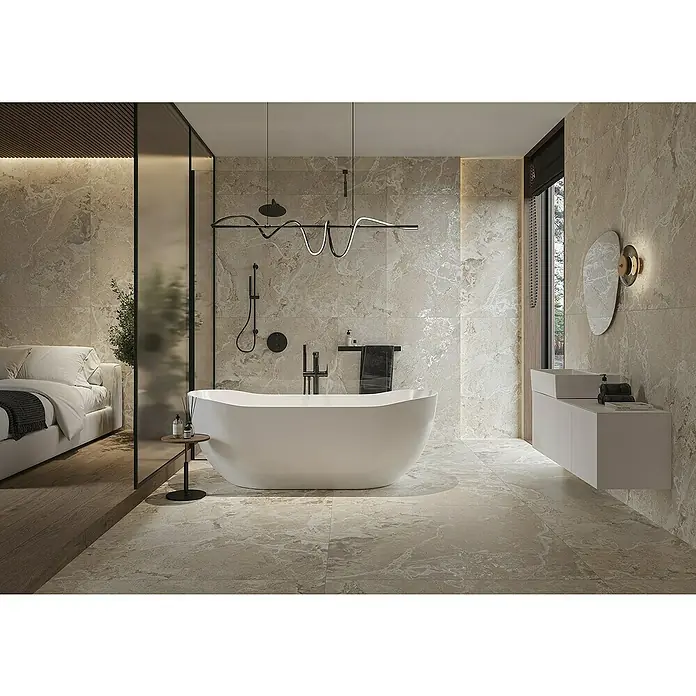 Feinsteinzeugfliese Vilroy Cream - 59,8 x 119 cm, Cream, Matt - Elegantes Badezimmer mit freistehender Badewanne, Marmorfliesen und modernem Design, das Luxus und Komfort vereint.