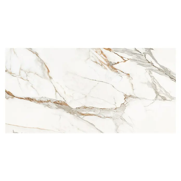 Feinsteinzeugfliese Calacatta Arabesco - 59,8 x 119,8 cm, Grau, Matt - Elegante Marmorplatte mit goldenen und grauen Adern auf weißem Grund, ideal für luxuriöse Innenräume.