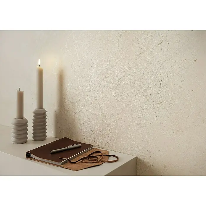 Feinsteinzeugfliese Marante - 59,8 x 119,8 cm, Ivory, Matt - Stillleben mit zwei Kerzen in modernen Kerzenständern, einem Notizbuch und einem Stift auf einem minimalistischen Tisch.