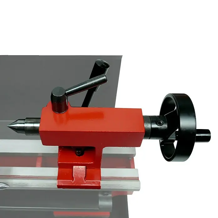 Rotwerk Drehmaschine EDM 300 DS - 250 W, Max. Werkstücklänge: 300 mm - Detailaufnahme eines roten Drehbank-Reitstocks mit schwarzem Handrad und Bedienelementen, montiert auf einer Werkbank.