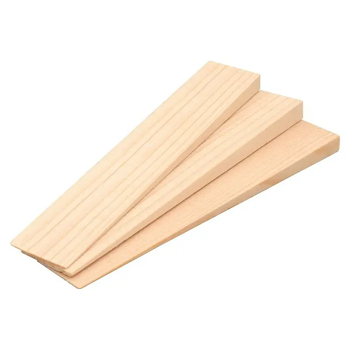 Holzkeile - L x H: 14 mm x 1 cm, 10 Stk. - Das Bild zeigt einen Stapel unbehandelter, heller Holzlatten mit einer klaren Maserung, ideal für Bastelarbeiten und Bauprojekte.