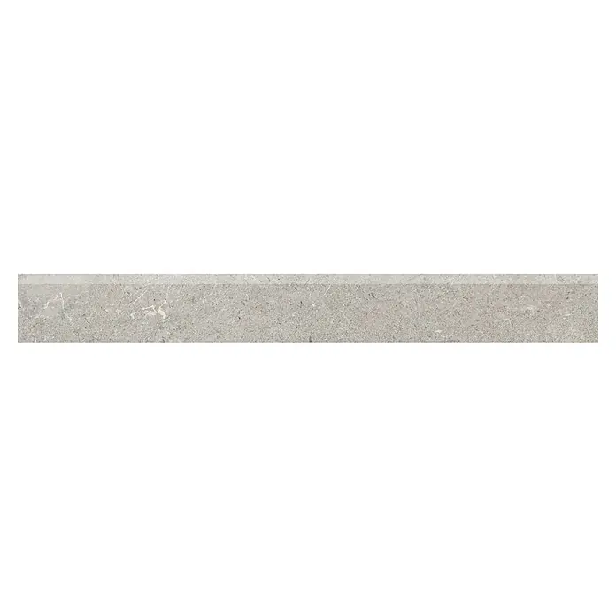 RAK Ceramics Valdi Sockelfliese - 7 x 60 cm, Light Grey, Matt - Graue Steinzeugfliese mit dezenter Textur. Ideal für moderne Innenräume, verleiht sie jedem Raum eine elegante Note.