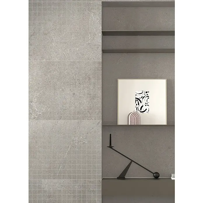 RAK Ceramics Valdi Mosaikfliese - 30 x 30 cm, Taupe, Matt - Graue Wandfliesen mit minimalistischen Dekorationsartikeln auf Regalen. Die Fliesen haben eine feine, quadratische Textur und eine subtile Marmorierung.