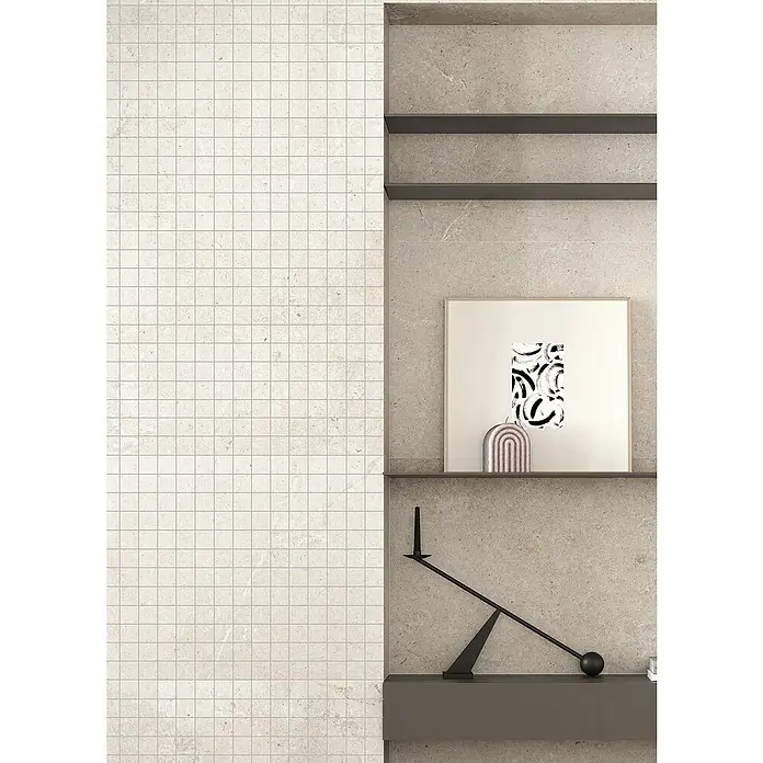 RAK Ceramics Valdi Mosaikfliese - 30 x 30 cm, White, Matt - Wandgestaltung mit quadratischen Mosaikfliesen in Beige neben Regalen mit Deko-Objekten und einem gerahmten Bild.