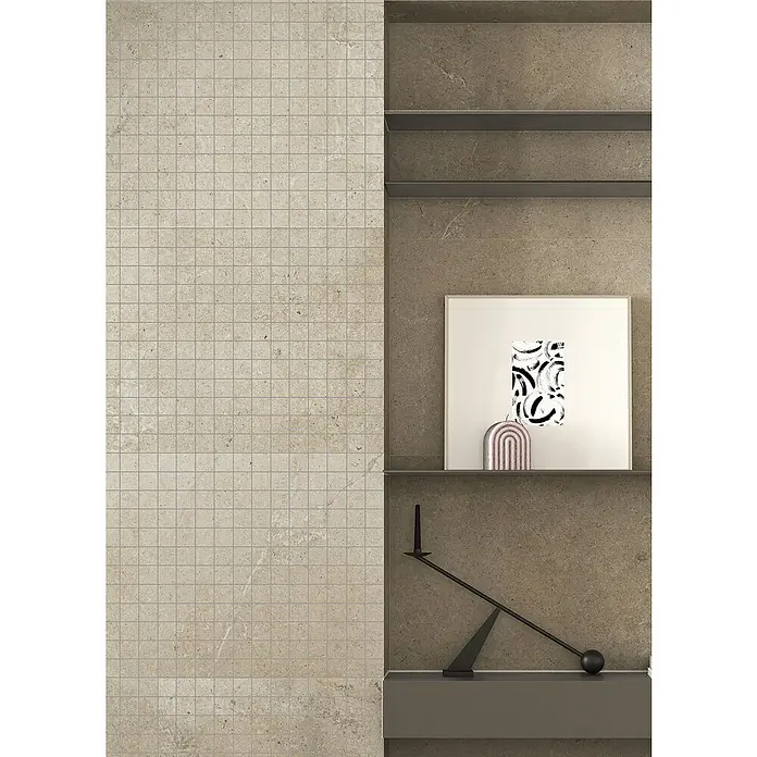 RAK Ceramics Valdi Mosaikfliese - 30 x 30 cm, Beige, Matt - Wandgestaltung mit beigefarbenen Mosaikfliesen und Regalen mit Deko-Objekten, schafft eine stilvolle und moderne Atmosphäre.