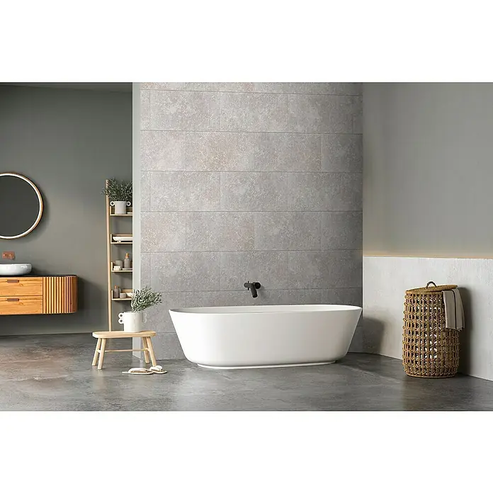 Panel de pared Barideck Traver - 9 ud., 78 x 39 cm, Gris - Baño con bañera exenta frente a pared de azulejos grises, complementado con un mueble de tocador y un taburete de madera clara.