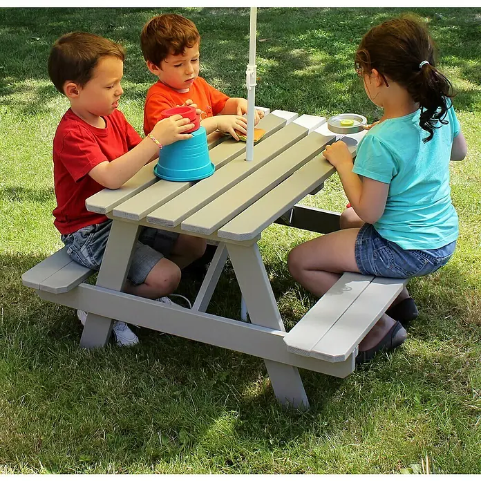 Soulet Kinder-Picknicktisch - L x B x H: 915 x 900 x 500 mm, Holz, Grau - Kinder spielen an einem grauen Picknicktisch im Freien. Der Tisch hat eine eingebaute Halterung für einen Sonnenschirm, der Schatten spendet.