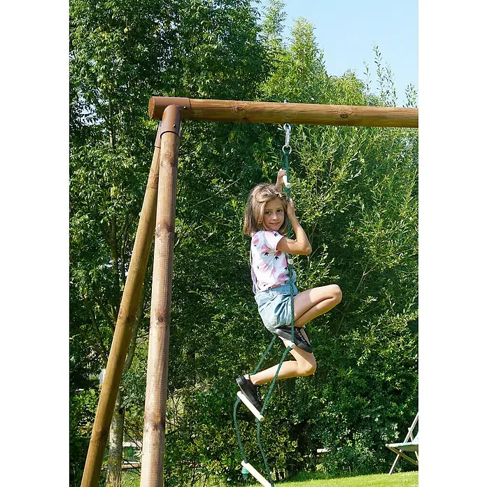 Soulet Einhängeleiter - Holz - Ein Mädchen klettert auf einer Sprossenleiter, die an einem Holzschaukelgestell befestigt ist. Spaß im Garten mit dem Spielgerät.