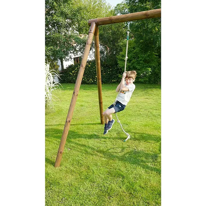 Soulet Kletterseil - Länge: 240 cm - Ein Kind schwingt an einem Seil, das an einem hölzernen Schaukelgerüst befestigt ist, inmitten einer grünen Rasenfläche.