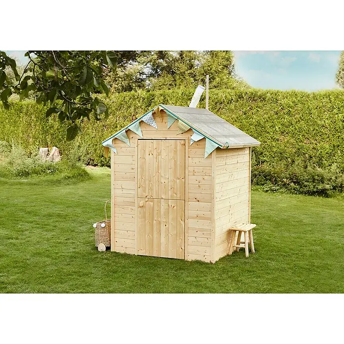 Soulet Spielhaus Garance - L x B x H: 141 x 127 x 162 cm, Holz - Das hölzerne Spielhaus im Garten mit bunten Wimpeln und einem kleinen Hocker davor lädt zum Spielen im Freien ein.
