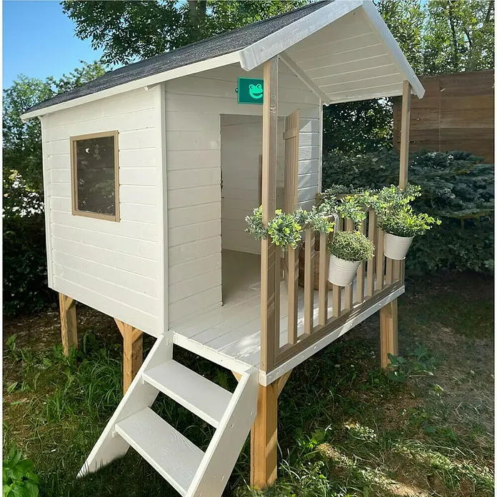Soulet Spielhaus Kangourou - L x B x H: 167 x 181 x 200 cm, Holz - Detailaufnahme eines entzückenden, erhöhten Spielhauses mit weißen Wänden, einer kleinen Veranda und grüner Froschdekoration.