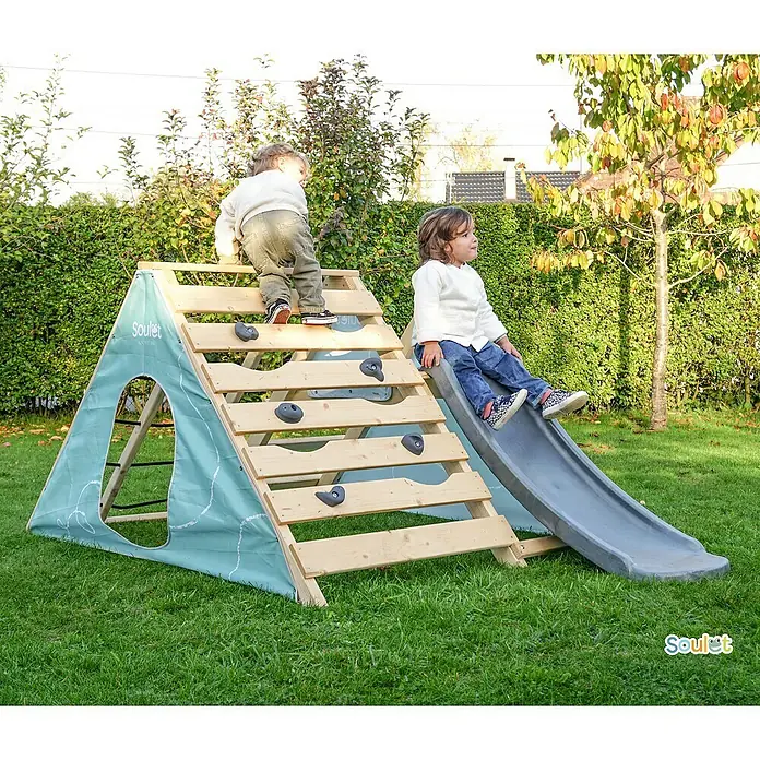 Soulet Klettergerüst Hercules - 127 x 208 x 94 cm, Holz - Kinder spielen auf dem Soulet Klettergerüst mit Rutsche im Garten.