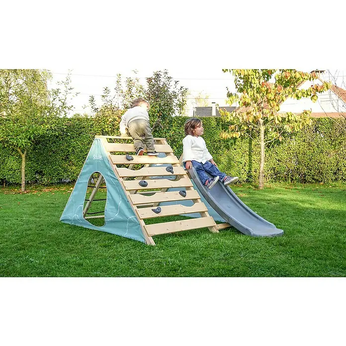 Soulet Klettergerüst Hercules - 127 x 208 x 94 cm, Holz - Kinder spielen auf einem Soulet Klettergerüst mit Rutsche im Garten, umgeben von Grün. Perfekt für aktiven Spaß im Freien.