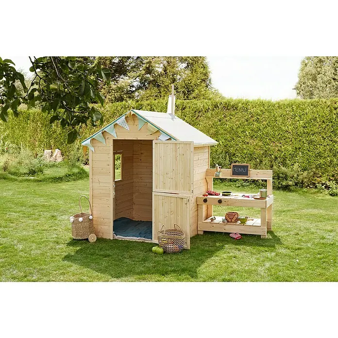 Soulet Spielhaus Jasmine - L x B x H: 221 x 127 x 162 cm - Ein hölzernes Spielhaus mit angrenzender Spielküche steht auf einer grünen Wiese im Garten.