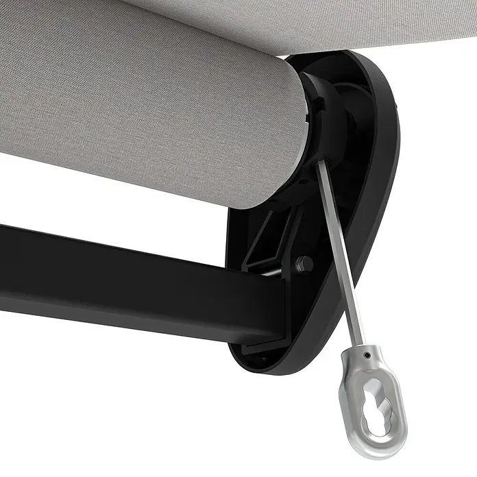 Spettmann Gelenkarmmarkise 1927 - Grau, Farbe Gestell: Eisenglimmer matt, Breite: 5 m, Ausfall: 3 m - Detailaufnahme einer Markise mit schwarzem Gestell und grauem Stoffbezug, die Schatten spendet.