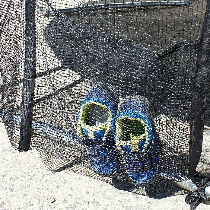 Soulet Trampolin - Ø x H: 366 x 260 cm - Schuhe in einem schwarzen Netz hängend.