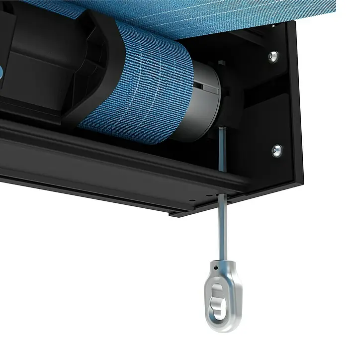 Spettmann Vollkassettenmarkise 20177 - Blau, Farbe Gestell: Eisenglimmer matt, Breite: 5 m, Ausfall: 3 m - Detailansicht einer Rollo-Vorrichtung mit blauer Textur, die ein präzises und modernes Design offenbart. Ideal für stilvolle Fensterdekoration.
