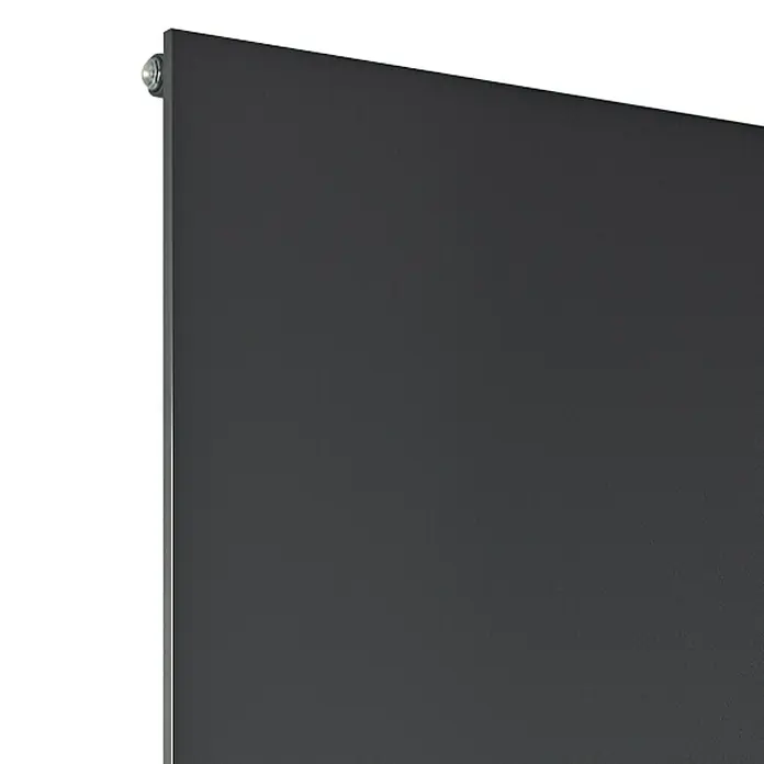 Ximax Raumheizkörper P1 Plan - B x H: 595 x 1.800 mm, Wärmeleistung bei Vorlauftemperatur von 75 °C (D: 50): 893 W, Anthrazit - Nahaufnahme eines stilvollen, modernen Heizkörpers in elegantem Grau, der Wärme und Design in Einklang bringt.