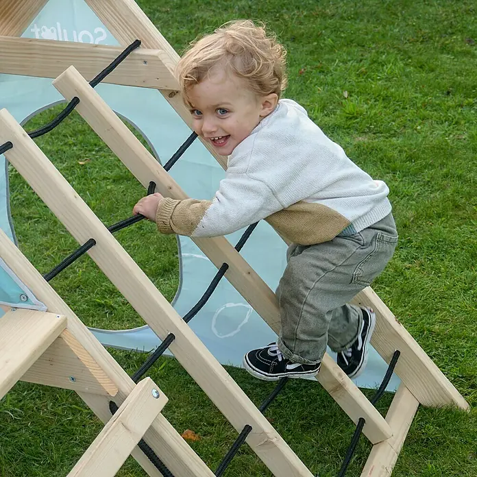 Soulet Klettergerüst Hercules - 127 x 208 x 94 cm, Holz - Kleiner Junge klettert auf Klettergerüst im Garten. Das Holzspielgerät bietet aktiven Spaß im Freien für Kinder.