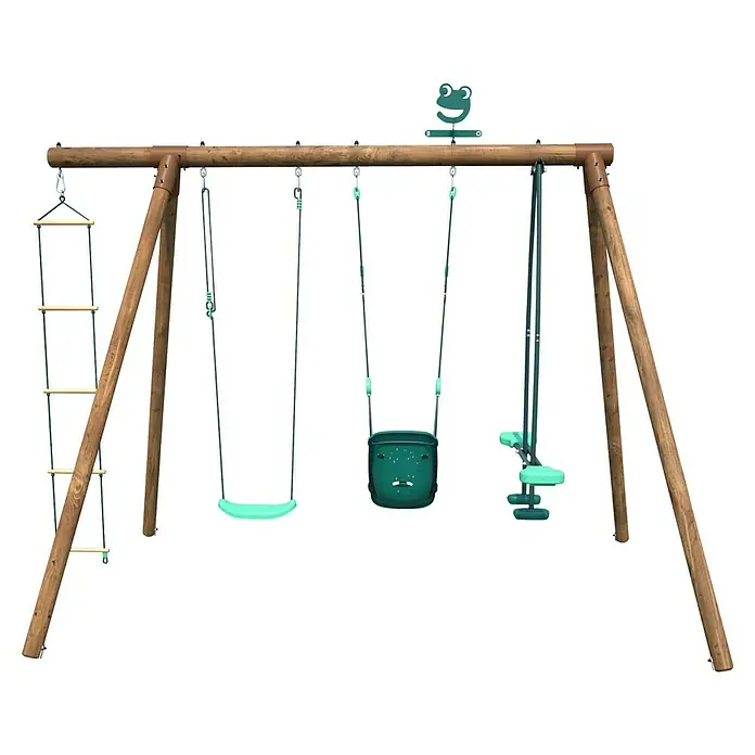 Soulet Schaukel Suzon - B x L: 318 x 189 cm, Holz - Ein detailreiches Bild eines Spielplatzschaukelsets mit diversen Schaukeln, Sprossenwand und Trapez. Holz und Grün dominieren.