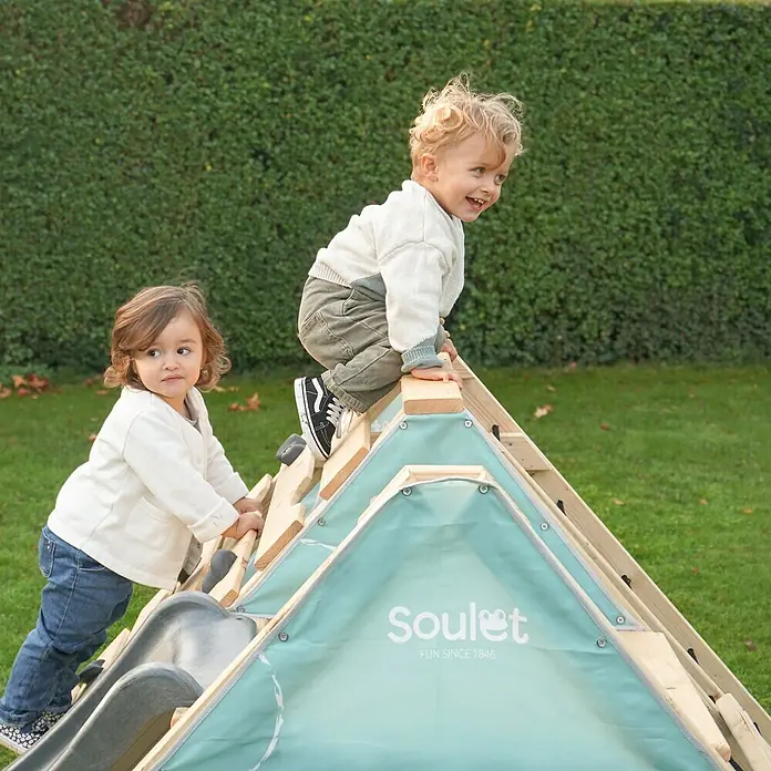 Soulet Klettergerüst Hercules - 127 x 208 x 94 cm, Holz - Zwei Kinder spielen auf einem Soulet Spielgerät im Freien. Tolle Kletter- und Rutschmöglichkeiten für den Garten.