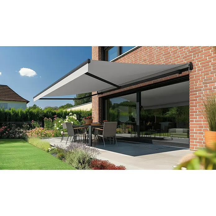 Spettmann Gelenkarmmarkise 1927 - Grau, Farbe Gestell: Eisenglimmer matt, Breite: 5 m, Ausfall: 3 m - Eine elegante, graue Markise bietet Schatten über einer Terrasse mit Tisch und Stühlen, ideal für entspannte Stunden im Freien.