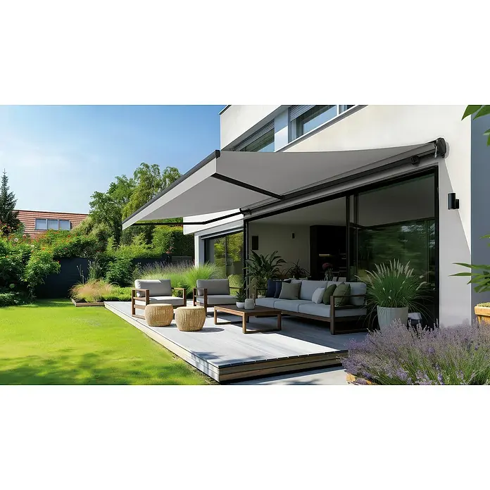Spettmann Teilhülsenmarkise 1927 - Grau, Farbe Gestell: Eisenglimmer matt, Breite: 4 m, Ausfall: 3 m - Eine stilvolle Terrasse mit einer ausfahrbaren Markise, die Schatten spendet. Moderne Gartenmöbel laden zum Verweilen ein.