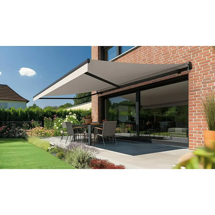 Spettmann Gelenkarmmarkise U387 - Beige, Farbe Gestell: Eisenglimmer matt, Breite: 5 m, Ausfall: 3 m - Nahaufnahme einer stilvollen Markise, die Schatten auf eine Terrasse mit Tisch und Stühlen spendet. Die Markise bietet Schutz vor der Sonne.