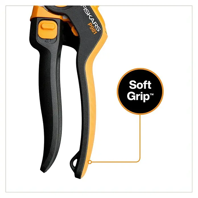 Fiskars X-series Gartenschere DualAction P981 - Bypass, Max. Aststärke: 26 mm - Nahaufnahme einer Fiskars P981 Gartenschere mit Soft Grip™. Die ergonomischen Griffe sorgen für Komfort und Kontrolle beim Schneiden.