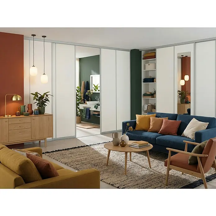 Room Plaza Easy Schiebetür-Bau-Set - Taupe/Weiß Miniperl, Farbe Beschlag: Silber - Ein gemütliches Wohnzimmer mit einem blauen Sofa, einem gelben Sessel und einem Couchtisch auf einem strukturierten Teppich. Das Zimmer verfügt über einen Schrank mit Schiebetüren.