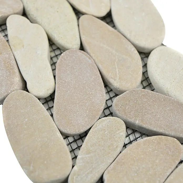 Fliesenbordüre Kiesel BO IN14KS30 x 10 cm, Beige, Matt - Nahaufnahme von Beige Kiesel Mosaikfliesen auf einem schwarzen Netz. Perfekt für Badezimmerböden oder als dekoratives Element.